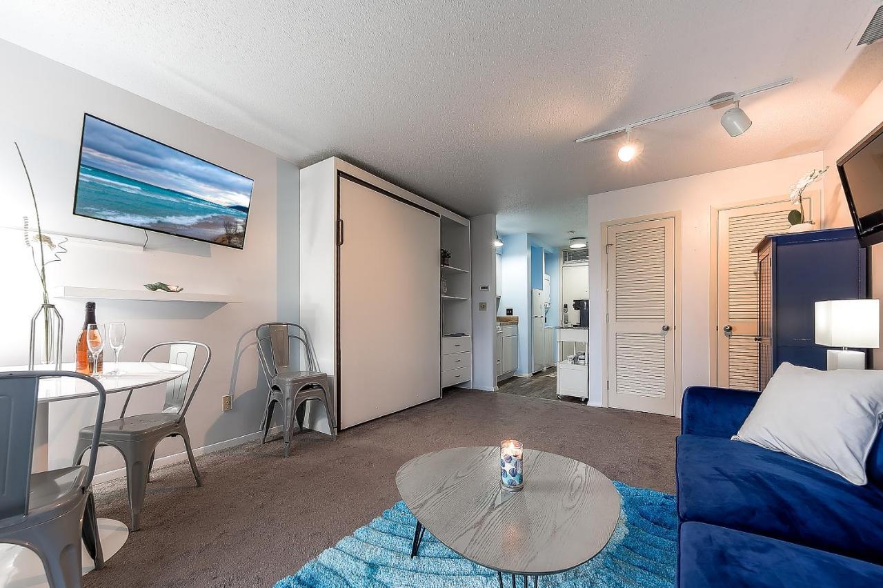 Beautiful Lake View Studio Condo At The Shores Traverse City Exterior foto