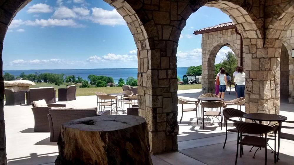 Beautiful Lake View Studio Condo At The Shores Traverse City Exterior foto